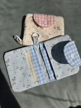 Load image into Gallery viewer, Garden Fabric Wallet | کیف‌پول پارچه‌ای باغچه

